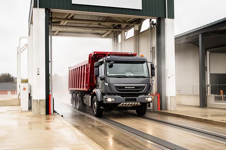 A tray truck lining up squarely with the entrance to a high-clearance wash bay